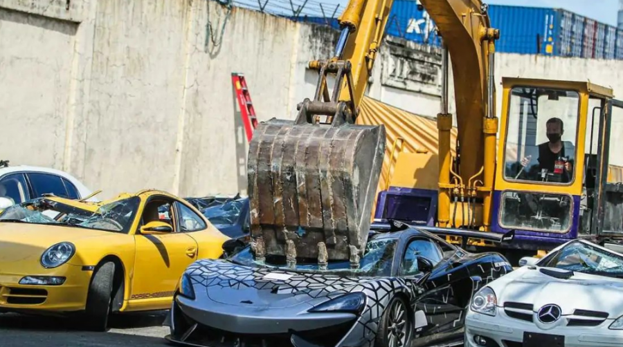 الفلبين تدمر عشرات السيارات الفارهة وغالية الثمن بحفار